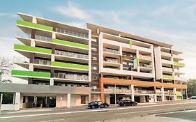 Spacious 3 Bed Apartment Near Airport With Parking
